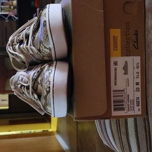 Cushioned heel tennis shoes